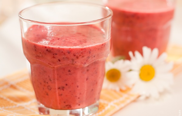 смузи с пшеницей и клубникой