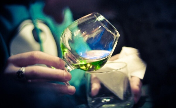 абсент в фужере