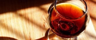 коньяк в фужере