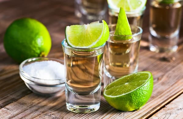 текила в рюмках