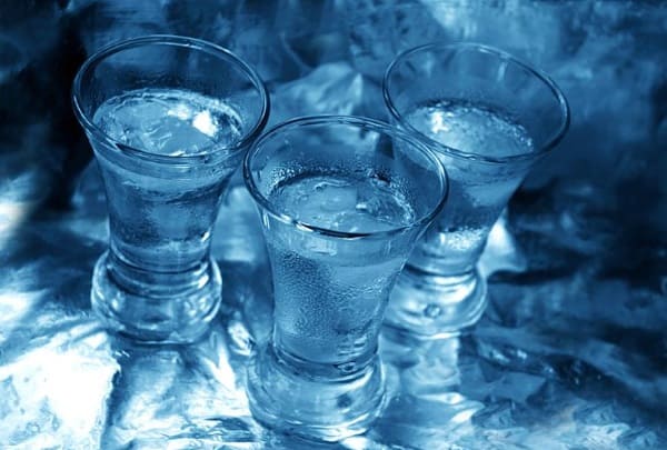 водка в рюмках