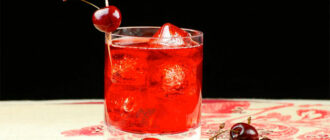 Коктейль с абрикосовым ликером в стакане с вишней