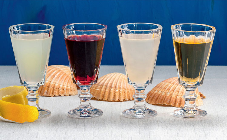 Ликеры в рюмках