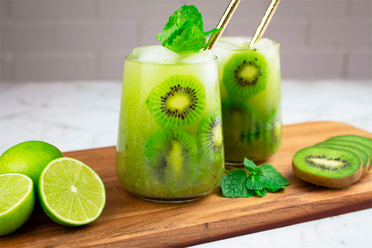 Коктейль с лаймом и киви в стаканах