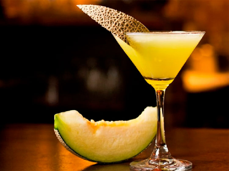 Коктейль дынный с белым вином в бокале