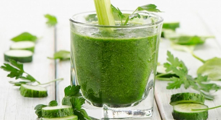 Зеленый коктейль в стакане