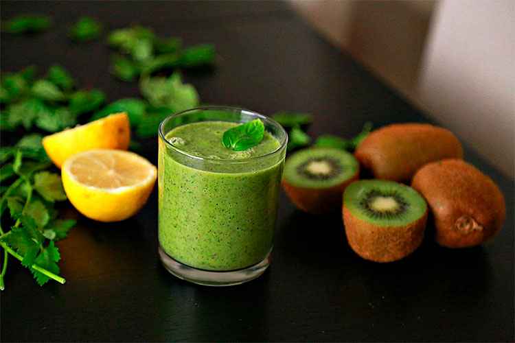 Коктейль с киви в стакане