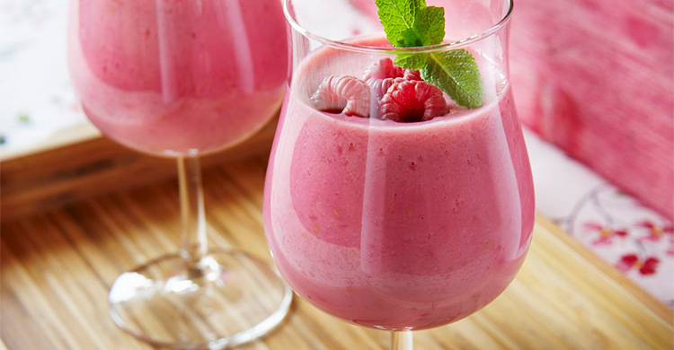 Молочный коктейль с ликером в бокале