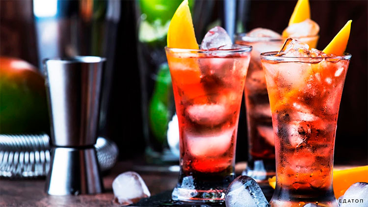 Коктейль в бокале